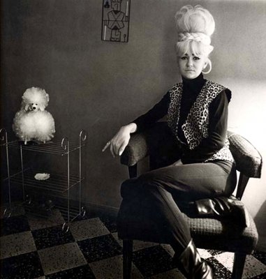dia-lady-bartender-at-home-with-a-souvenir-dog-diane-arbus-nueva-orleans-1964.jpg